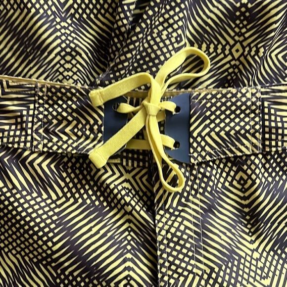 Under Armour Men's Yellow Black Abstract Loose Swim Board Shorts Size 40 - Picture 5 of 6